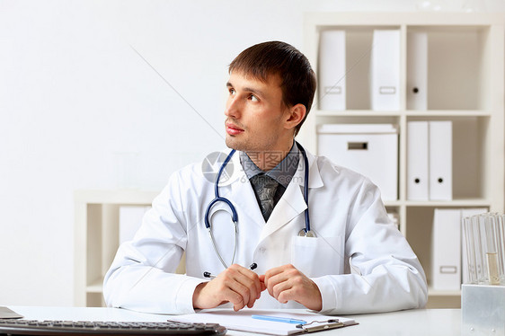 穿白制服的年轻男医生病人医师从业者工作临床药品外套诊所男性男人图片