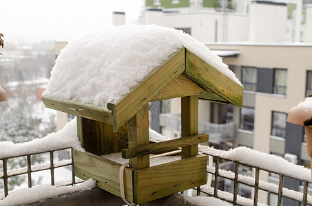 木小木小屋 多雪的屋顶食物巢箱季节鸟巢盒子时间树干花园嵌套阳台图片