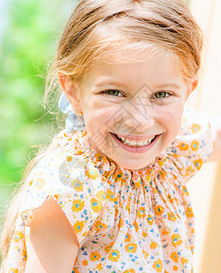 微笑的少女幸福白色孩子们头发喜悦女性孩子童年乐趣快乐图片
