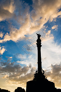带日落天空的哥伦布雕像图片