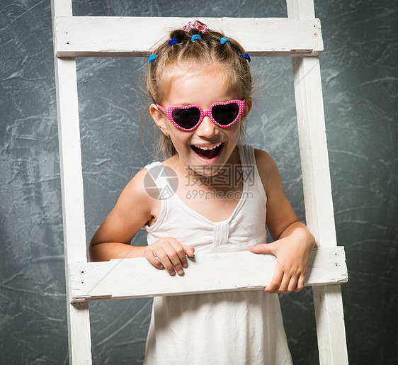 上楼梯的小女孩快乐裙子脚步白色幸福童年游戏微笑女性婴儿图片
