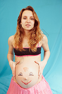 带相片的怀孕女孩快乐身体幸福喜悦工作室腹部绘画乐趣父母情绪图片