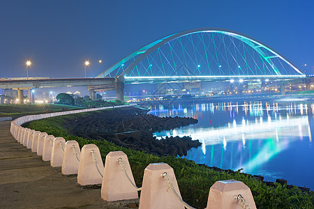夜桥景观运输场景金属风景辉光反射阳光天空戏剧性图片
