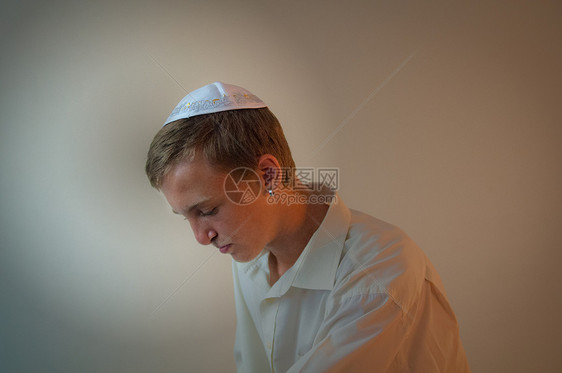 宗教犹太少年边便帽披肩男人白色青少年护身符蓝色祷告图片