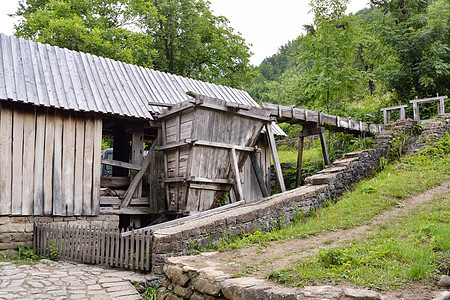 保加利亚Etara用于锯木锯木的旧锯锯木厂图片