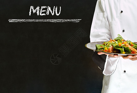 有健康沙拉食品的厨师 粉黑黑黑板菜单背景蔬菜胡椒美食午餐沙拉男人工作餐厅指示牌职业图片