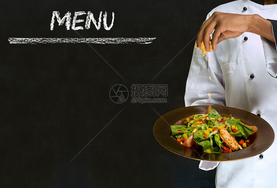 有健康沙拉食品的厨师 粉黑黑黑板菜单背景夹克食物职业盘子写作美食午餐衣服胡椒工作图片