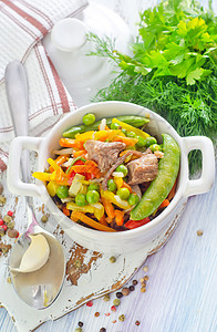 配肉的烤蔬菜小吃食物木头养分胡椒炙烤午餐敷料营养用餐图片