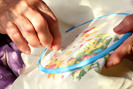 刺绣光束棉布爱好缝纫工作祖母女性手指羊毛针线活图片