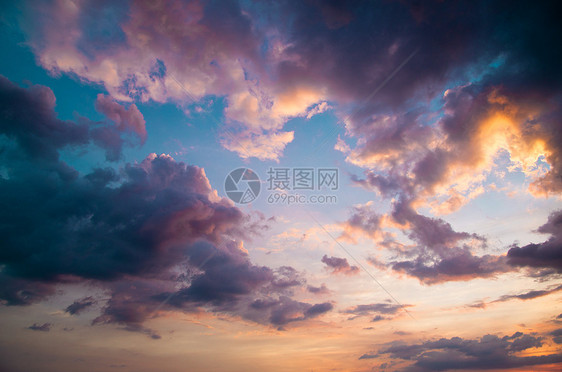 白云和太阳气象天际环境阳光天空气候美丽场景自由蓝色图片