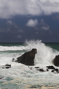 海洋波浪环境滚动火山石头运动风暴力量碰撞海滩海浪图片