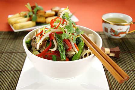 牛肉面店蔬菜用餐草药胡椒午餐萝卜美食台垫牛肉筷子图片