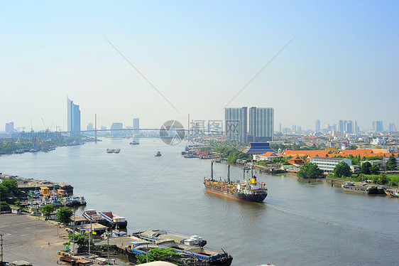 Chao Phraya河摩天大楼天际天空景观城市首都船运血管旅行建筑学图片