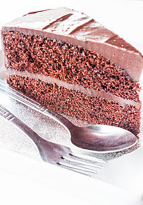 一块巧克力蛋糕 配勺子和叉子图片