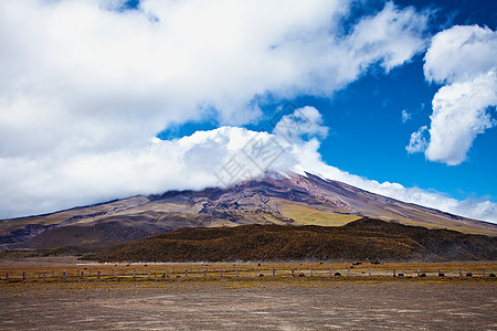 蓝色天空和云层背景中的科托帕希火山地标岩石高度冰川冒险公园天蓝色天际反射碎石图片