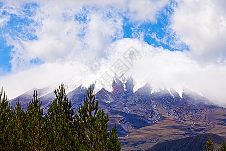 蓝色天空和云层背景中的科托帕希火山天蓝色岩石碎石冒险石头反射天际悬崖高度旅游图片