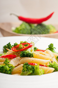 意大利面条加花椰菜和辣椒辣椒食物美食午餐桌子蔬菜叶子营养胡椒盘子香料图片