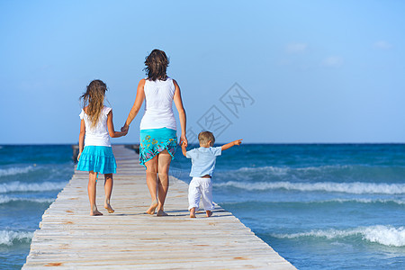 家庭在木制码头上妈妈孩子儿子海滨假期父母母亲海岸海岸线男生图片