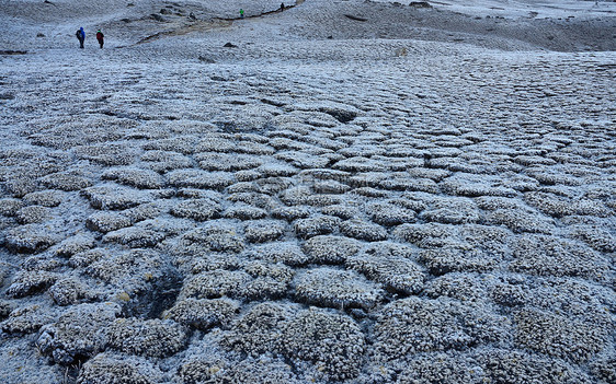 通往尼泊尔珠穆峰地区卡拉帕塔山峰的冻结道路图片