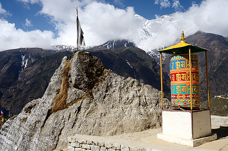 佛教用神圣的咒语和祈祷车轮 尼泊尔图片