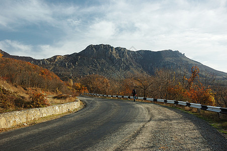 独自乘坐乌克兰克里米亚山区公路旅行者图片