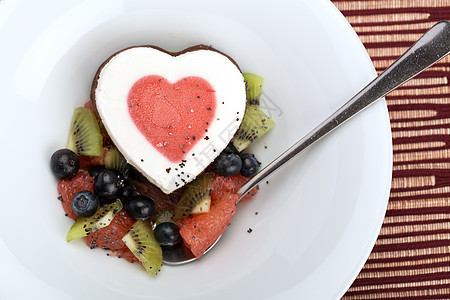 心脏冰淇淋奇异果盘子水果餐饮美食异国工作室营养果味牛奶图片