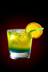 莫吉托鸡尾酒玻璃柠檬庆典果汁液体立方体水果糖浆饮料酒精图片