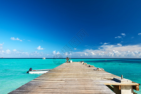 美丽的海滩和码头天空假期奢华热带蓝色海岸线平台旅行海洋海景图片
