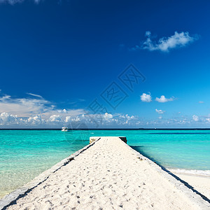 美丽的海滩和码头海景平台海岸线奢华海洋热带风景天空蓝色旅行图片