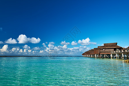 美丽的海滩 有水边的平房海岸线海洋码头天空奢华旅行房子风景蓝色情调图片