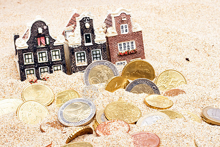 房子和欧元在沙地上的钱图片