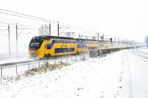 荷兰暴风雪中的火车驾驶 列车驾驶运输交通农村图片
