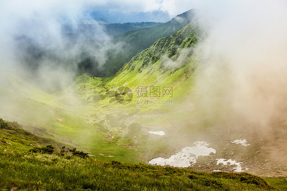 喀尔巴山山脉远足天空公园地块爬坡石头云杉旅行蓝色环境图片