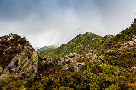 喀尔巴山山脉森林远足环境公园石头爬坡顶峰山链云杉天空图片
