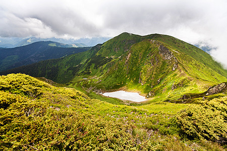 喀尔巴山山脉爬坡蓝色云杉场景石头高地地块岩石环境远足图片