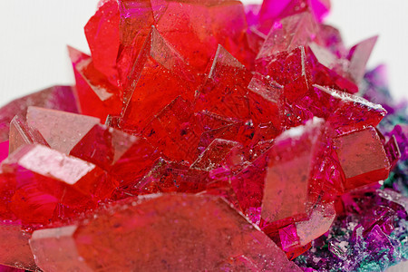 以红宝石颜色显示的结晶密闭矿物玻璃水晶物理奢华实验室化学红色硫酸盐石头图片