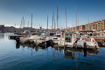 法国马赛老港的渔船和游艇船图片