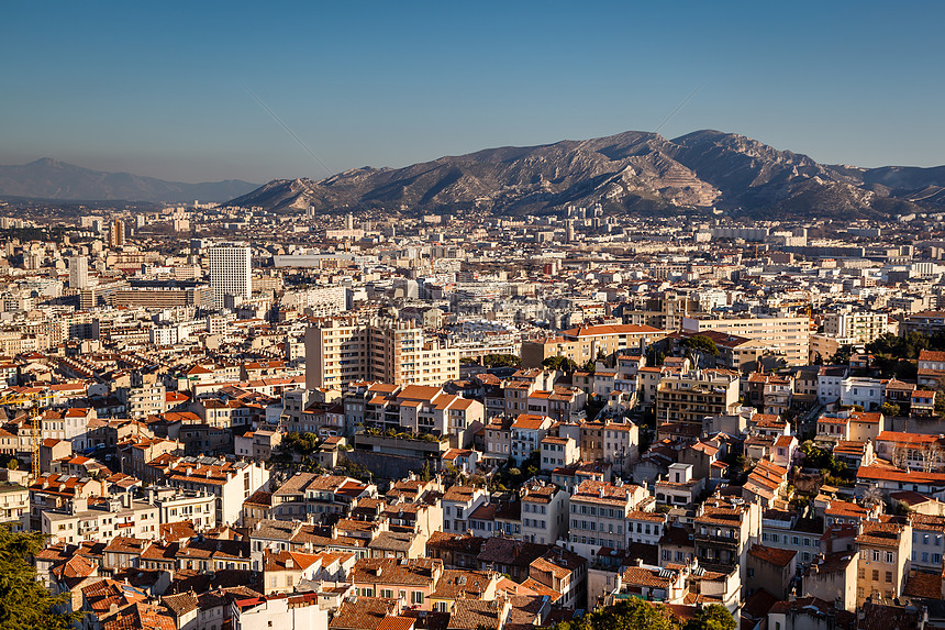 马赛市和山丘的空中观察背景 法郎旅行天空建筑学爬坡住宅家园蓝色风景公寓房子图片