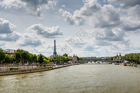 Eiffel铁塔和亚历山大第三桥 法国巴黎历史旅行地标天空纪念碑驳船旅游首都景观蓝色图片