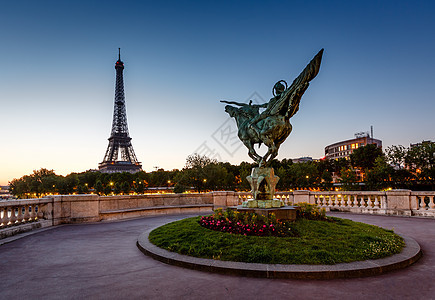 法国在BirHakeim桥和Da的Eiffel铁塔重生法国雕像旅游铁路雕刻文化市中心地标建筑景观城市青铜图片