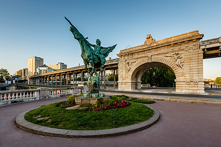 法国巴黎黎明BirHakeim桥重生法国雕像市中心街道青铜旅行运输铁路首都地标房子纪念碑图片
