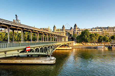 Bir-Hakeim桥和塞纳河 上午 法国巴黎图片