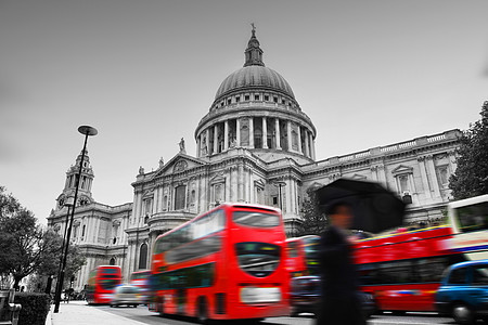 联合王国伦敦圣保罗大教堂 红巴士在运行中黑与白圆顶下雨巴士雕像地标游客崇拜历史红色图片