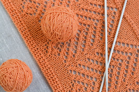 橙色球 编织图案和编织针线圈消遣衣服家庭模拟工作闲暇喜悦头发桌布图片