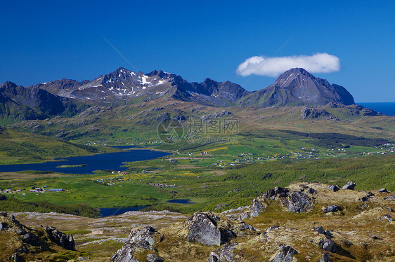 Lofoten 的景色视图蓝色晴天山峰农村草原山脉全景草地牧场湖泊图片