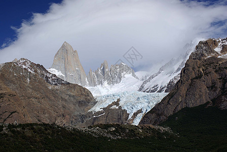 阿根廷菲茨罗伊山顶峰冰川登山岩石荒野风景图片