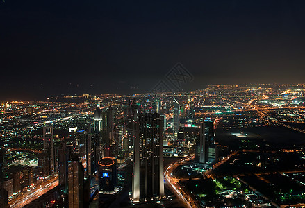 迪拜夜幕时的摩天大楼 从看望处查看 阿拉伯联合酋长国金属建筑物哈里发城市地标景观街道建造建筑学天际图片