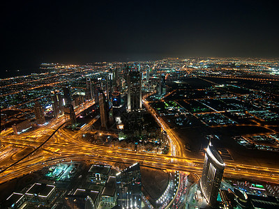 迪拜夜幕时的摩天大楼 从看望处查看 阿拉伯联合酋长国哈里发城市景观金属建筑物建筑天空海湾建造玻璃图片