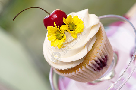 与樱桃花和鲜花的杯饼奶油桌子杯子小雨香草鞭打蛋糕玻璃甜点烘焙图片