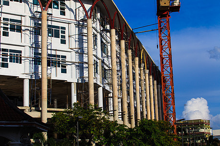 有黄色起重机的楼面建筑工地绝缘房子项目工作天空酒店商业蓝色技术住房图片